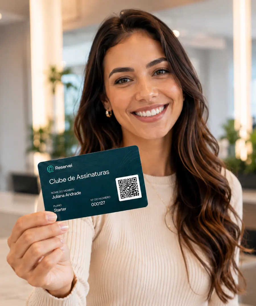 Cliente sorrindo segurando a carteirinha do Clube de Assinaturas